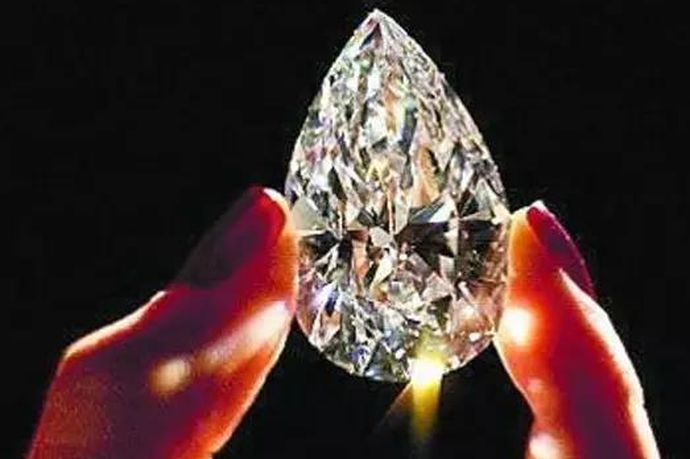 钻石不仅仅起着装饰和制作首饰的作用，也是一种收藏的好东西，收藏钻石是非常值得的。世界之大无奇不有，今天小编为大家介绍的就是世界最大的钻石有多少克拉？