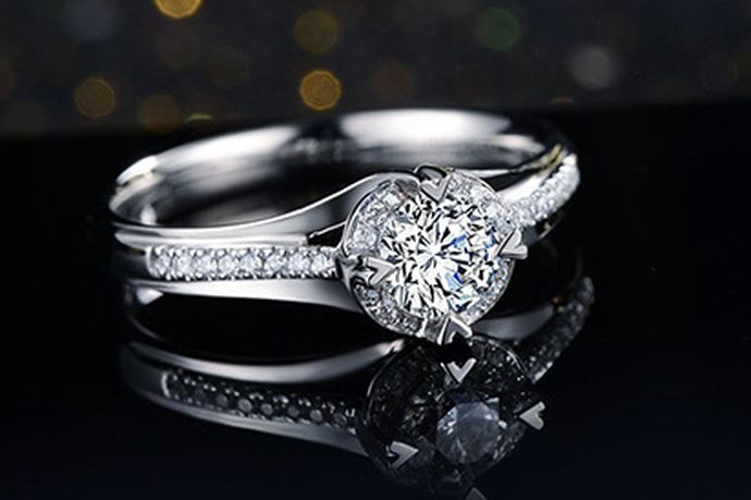 在生活中很多人对于钻石戒指都充满了向往。钻戒在当今的市场中有很多种不一样的品牌以及重量。今天中国婚博会小编就为大家带来1克拉钻戒香港要多少钱？