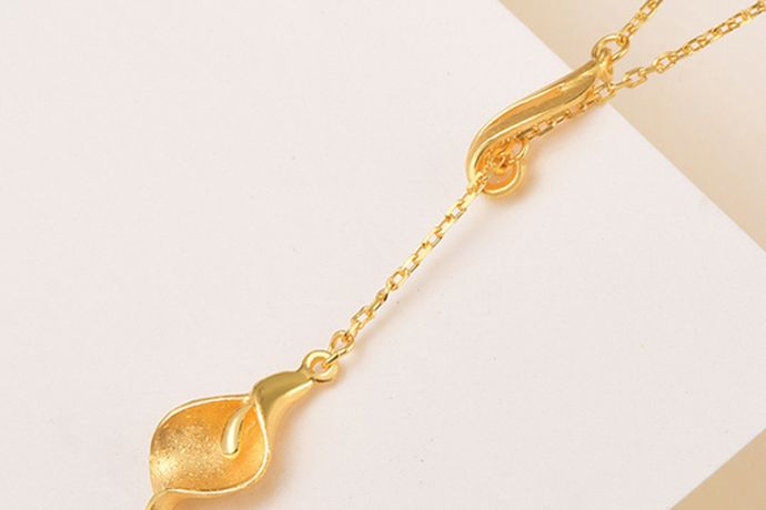 在生活中大部分的人都会购买黄金项链来佩戴，黄金首饰品是一种比较常见的装饰。在生活中有很多个不一样的品牌，今天中国婚博会小编就为你们带来金项链的价格。