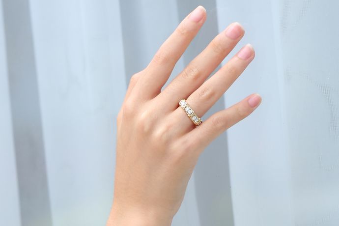 每个人在生活中都会根据自己的实际情况来选择戒指以及佩戴戒指，佩戴戒指有很多种不一样的含义。今天中国婚博会小编就为你们带来戒指戴的手指及含义。