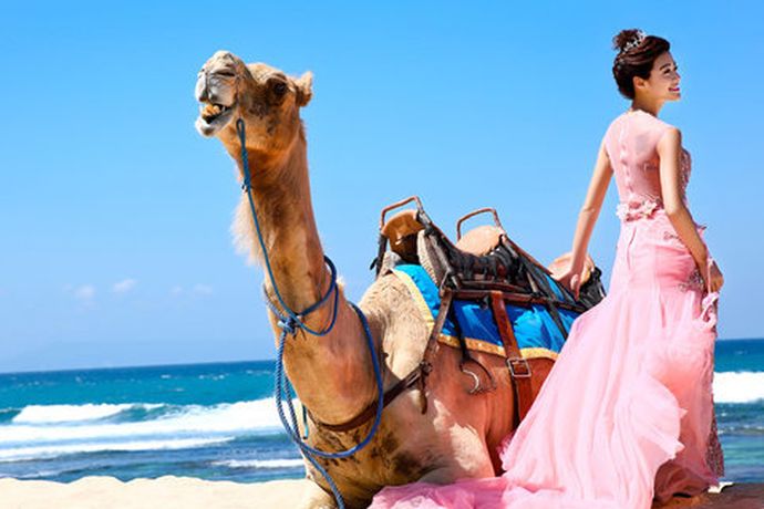 近年来有些知名旅游景点已经成为爱侣们的婚庆收割地，这些地方无论是拍摄婚纱照还是举行婚礼都是别具意义、美好非常的，而巴厘岛便是其中一个景点。下面就和小编一起来看一看巴厘岛婚纱摄影怎么样这个问题吧！