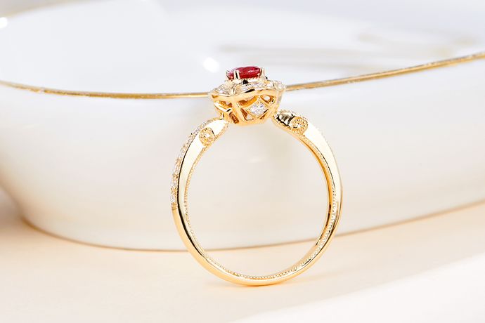 每一个人都有自己喜欢的装饰品，现在市面上比较流行的就是钻石戒指。钻石戒指有很多种不一样的品牌以及款式，那么今天中国婚博会小编就为大家带来什么样的钻戒比较好？