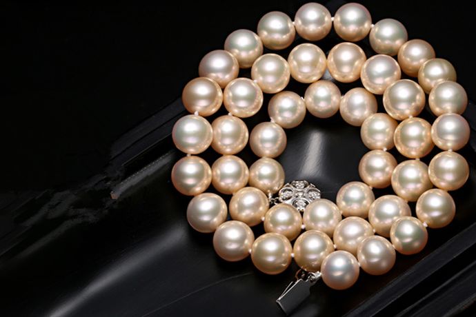 珍珠也是一种非常漂亮的首饰，有许多女生都想要一些珍珠首饰。一般在买珍珠首饰的时候都会买一些品牌的，那么你知道珍珠首饰哪个品牌好吗？今天中国婚博会小编就为大家介绍一下珍珠首饰哪个品牌好。