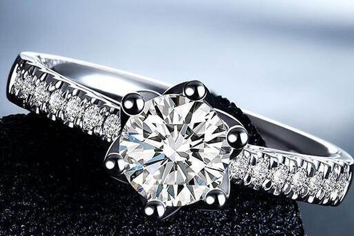 对于现在的人们来说，钻石不再是非常的奢侈，因为现在我们的经济越来越发达，几乎每一个人都会有一个钻石的首饰，尤其是钻戒，你知道两个拉钻石多少钱吗？今天中国婚博会小编就给大家介绍一下两克拉钻石多少钱。
