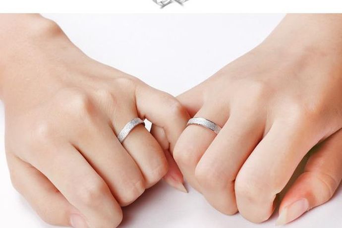 随着西式婚礼的盛行，越来越多的年轻男女选择购买结婚戒指来表达自己的仪式感。但是很多人分不清结婚时戒指应该戴在哪个手指上？下面一起来看一下。