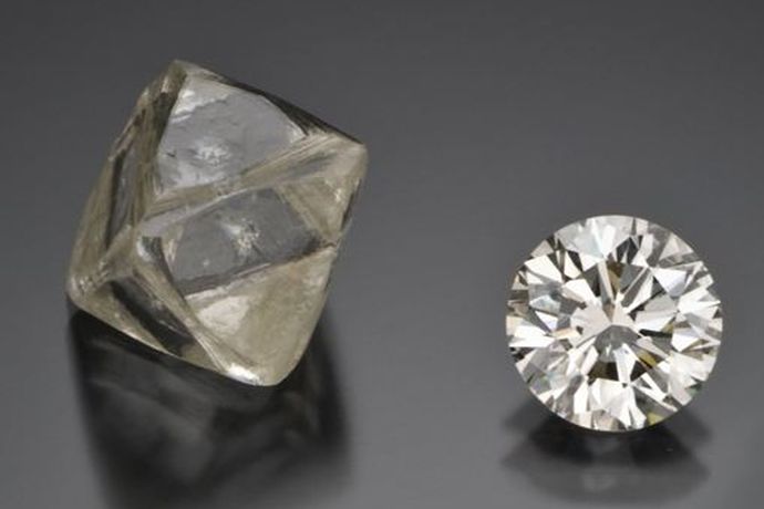 钻石是世界上最坚硬的宝石，一颗闪闪发光的钻石迷倒了万千女性，每一个女性都想拥有一枚钻石戒指或者钻石项链。那么大家知道钻石哪里最便宜吗？