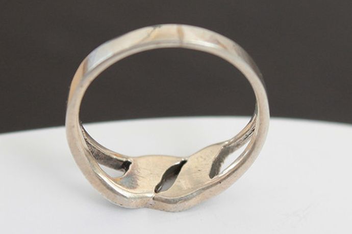 现在年轻人步入婚姻的殿堂，必不可少的当然是戒指啦。所谓的银戒指当然是银质的，大家知道现在银戒指多少钱一克吗？