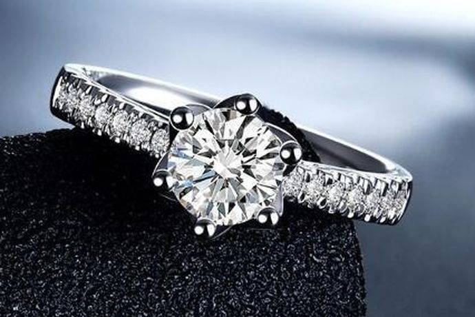 很多人都希望能够根据自己的实际情况来购买到自己喜欢的钻石戒指。随着时代的发展，钻石戒指的品牌越来越多，今天中国婚博会小编就为你们带来钻戒什么时候买最便宜？