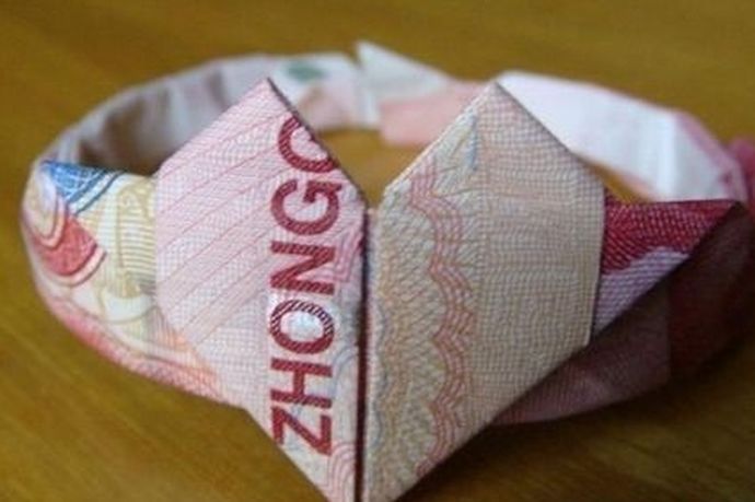 我们都知道人民币现在是我们的一种交易货币。在生活中我们是少不了要使用钱的，今天中国婚博会小编就为大家带来用钱叠戒指的步骤图片。