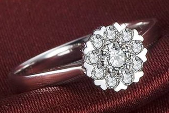 在生活中每一个人对于钻石戒指都有着不一样的定义，大部分的女孩子都希望能够拥有自己的一枚钻石戒指，今天中国婚博会小编就为大家带来1克钻石多少钱。