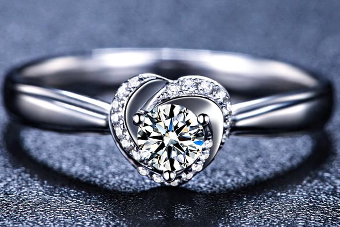 随着现在技术的进步，钻石戒指有很多种不同的重量。在生活中比较常见的就是30分的钻石戒指，50分的钻石戒指和1克拉的钻石戒指。今天中国婚博会小编就为大家带来30分的钻戒大约多少钱？30分的钻戒多大