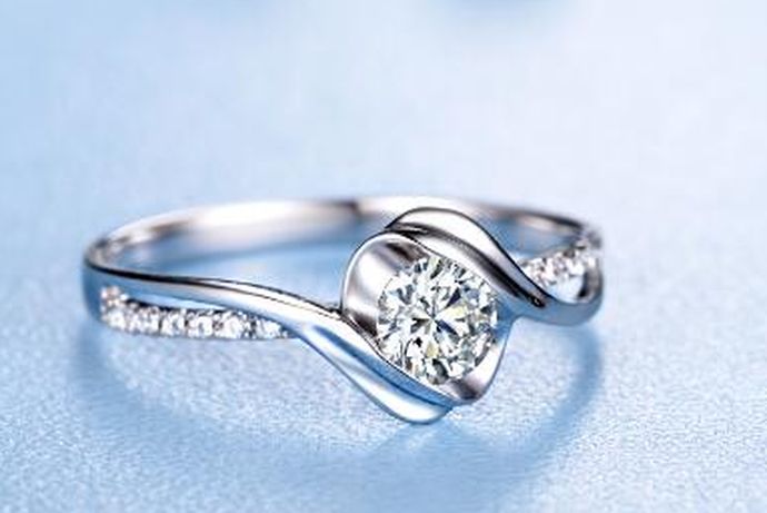 在生活中大部分的人都会根据自己的实际情况来挑选适合自己的钻石戒指。钻石戒指的镶嵌方式有很多种不一样的设计。今天中国婚博会小编就为你们带来钻石单钻好还是群镶好？