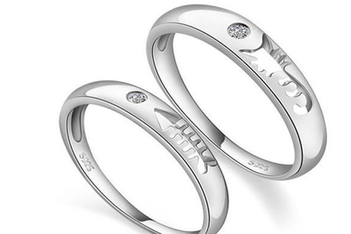 现在很多人都喜欢购买情侣戒指来佩戴，大部分的消费者认为这是一种爱的体现。今天中国婚博会小编就为你们带来白金情侣戒指一般多少钱？