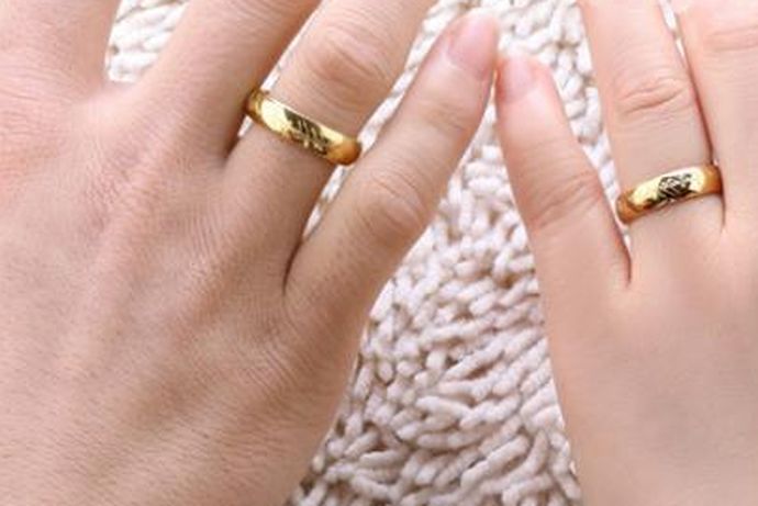 戒指是现在最火的首饰，有些人有许多戒指，但是有时候会碰到戒指特别紧的情况，那么你知道戒指有点紧怎么办吗？今天中国婚博会小编就给大家介绍一下，戒指有点紧怎么办。