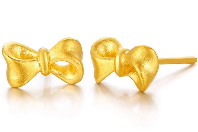 在生活中，我们都知道黄金首饰受到大部分人的喜爱。很多女孩子都喜欢打耳洞，戴耳钉。今天中国婚博会小编就为大家带来1克黄金耳钉图片及价格。