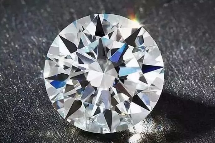在市场上有很多个不同重量的钻石戒指，消费者会根据自己的实际情况来选择自己比较喜欢的。今天中国婚博会小编就为大家带来50分的钻石多大？