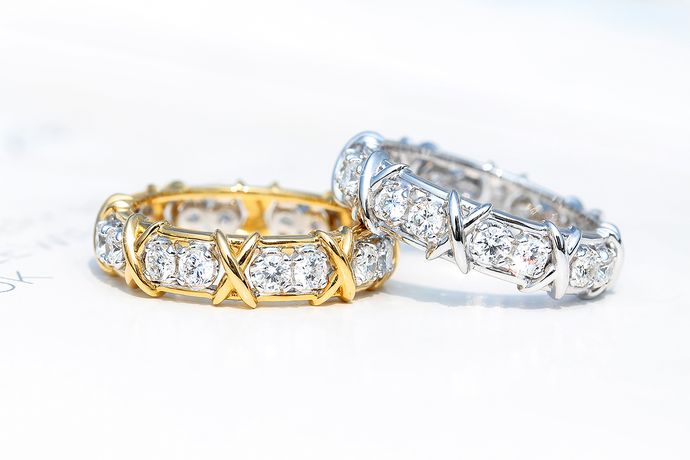 在结婚的时候很多人都会选择钻石戒指。因为他们觉得钻石戒指是见证两个人之间感情非常神圣的东西。今天中国婚博会小编就为大家带来一般钻戒的价格。