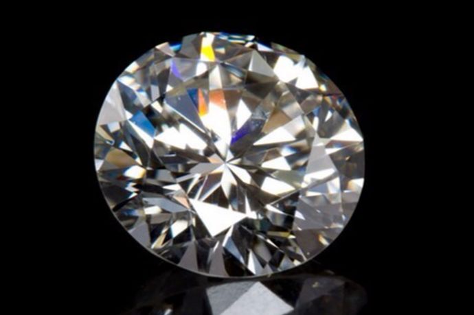 钻石是大部分女性都比较喜爱的一种珠宝，尤其是钻石戒指，在结婚的时候佩戴一个钻石戒指就更加的让人羡慕。那么很多人都不了解钻石有哪些特性，接下来就让小编给大家介绍一下钻石的十大特性，快和小编一起了解一下吧。