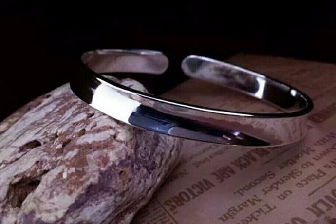 银手镯是一件比较传统古老的饰品，千百年来都深受喜爱，也许很多人从宝宝时候就开始戴银镯子了！不过你知道带纯银手镯的好处有哪些吗，又有哪些需要注意的吗？小编这就来为你解答这个问题。