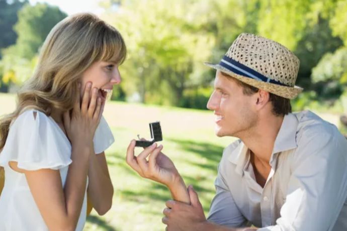 能让女友夸一辈子的送订婚钻戒的方式有哪些？这10种送订婚戒指的方式请收下！
