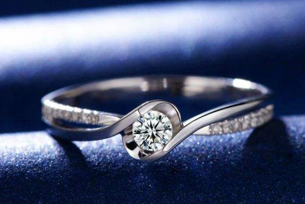 关于钻石戒指与钻石项链哪个实用的信息