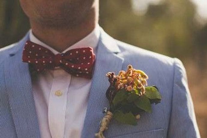 作为婚礼当天的主角，新郎总是要在这一天着装打扮。很多新郎在结婚的时候都会采用领结或者是领带，今天中国婚博会小编就为大家带来新郎领结什么颜色合适？