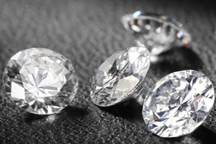 钻石有大有小，在我们的生活当中，我们通常都用克拉来表示钻石的大小。裸钻，它和设计好的钻石首饰它们的价格差别是很大的。下面就和小编一起来看一看50分纯净裸钻多少钱这个问题吧。