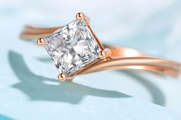 我们日常消费者往往不懂珠宝界的专业术语，钻石的分就是其中一个。在购买钻石时，我们经常听到导购员说这颗钻戒多少分，那么，怎么看钻石多少分呢？