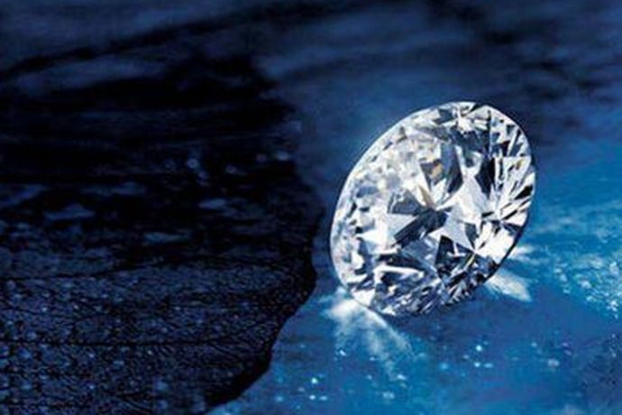 现在市面上有很多不同的钻石戒指品牌，大部分的钻石戒指他都产自于南非。因此有的人就会想在南非购买钻石是不是就会便宜些？今天中国婚博会小编就为大家带来南非买钻石便宜吗？