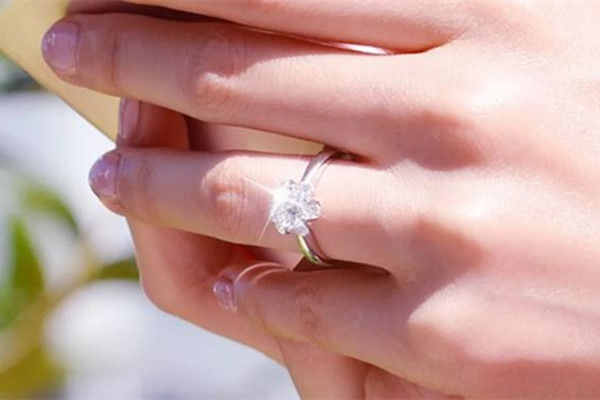 订婚要买戒指吗(图3)
