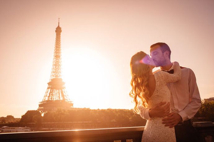法国素来有浪漫之都的称号，一生仅一次的婚礼，怎么能不去巴黎来一次浪漫的巴黎婚纱照之旅呢？价格首先肯定是大家比较关心的问题，巴黎旅拍多少钱？我们一起看看巴黎旅拍到底要花多少钱。