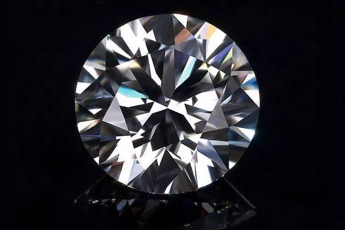 每一个人在生活中都会根据自己的实际情况来挑选一些自己喜欢的首饰品，我们都知道钻石在我国的首饰品中比较受到消费者的欢迎，今天中国婚博会小编为您带来钻石的特点。