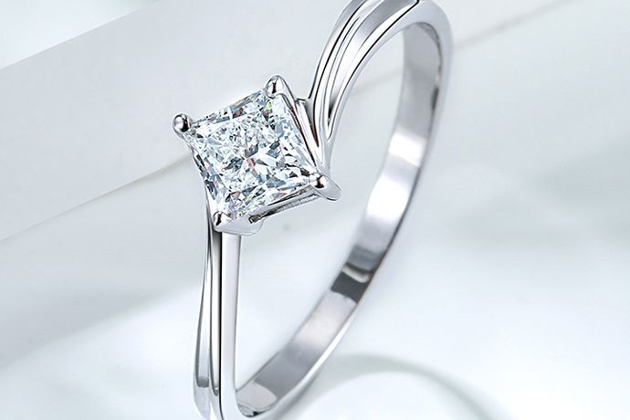 很多女孩子对于钻石戒指都充满了向往与热爱。在生活中很多女孩子都希望能够拥有自己的钻石戒指，今天中国婚博会小编为您带来新款钻石戒指图片大全。