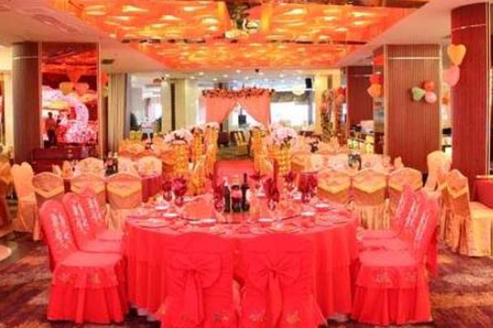 现在有许多人认为结婚是一件非常复杂的事情，所以说一般都会在酒店办婚礼，今天中国婚博会小编就给大家介绍一下酒店办婚礼多少钱。