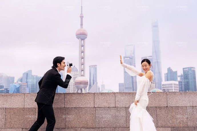 作为国际化一线大都市，上海一直走在时尚前沿，而与时尚紧密相连的婚纱摄影行业，在上海也是充满了竞争。那么，在上海拍一套婚纱照要多少钱？上海有哪些优质婚纱摄影商家？一起来看看吧