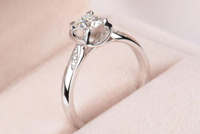 钻戒素有恒久远之说，象征了爱情的长久；而白金戒指的简洁纯净，象征了爱情的简单美好。那么在结婚的时候我们选择哪个好呢？下面来看看白金戒指好还是钻戒好？
