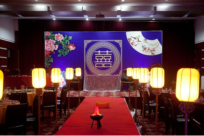 武汉人办婚宴酒席，一般分为3个档次，新人可以根据自己的预算进行选择。此外，在婚宴酒席上也很有讲究，新人千万不能忽略。