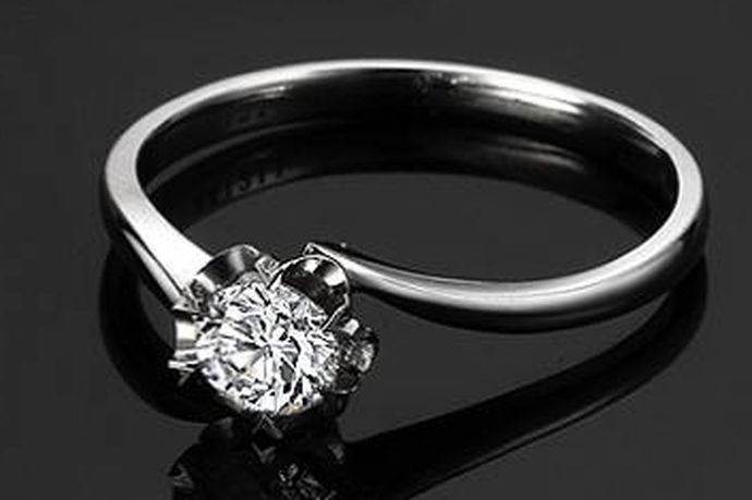 珠宝皇帝法国卡地亚是世界三大珠宝品牌之一，拥有一枚卡地亚钻石戒指是大多数女人的梦想。卡地亚钻石戒指能够满足女性对于首饰的所有需求和期望，而卡地亚钻石戒指价格是怎么样的呢？