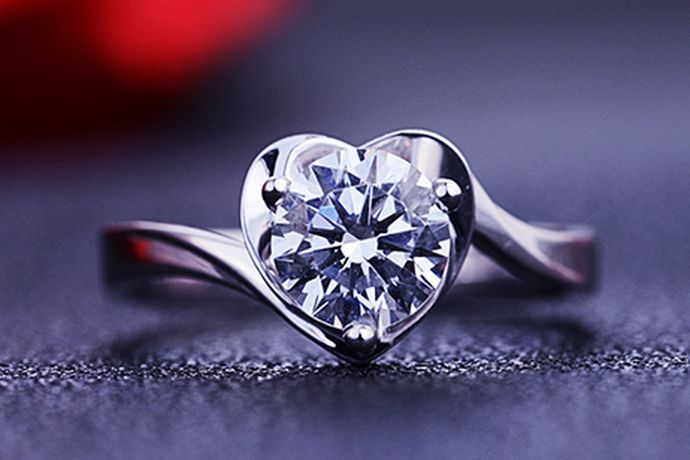 古人自有衔草结环来表达爱情的美好，因此戒指不仅仅只是一个首饰而已。现在的人在购买戒指的时候都会看品牌，那么戒指有什么牌子比较好呢？