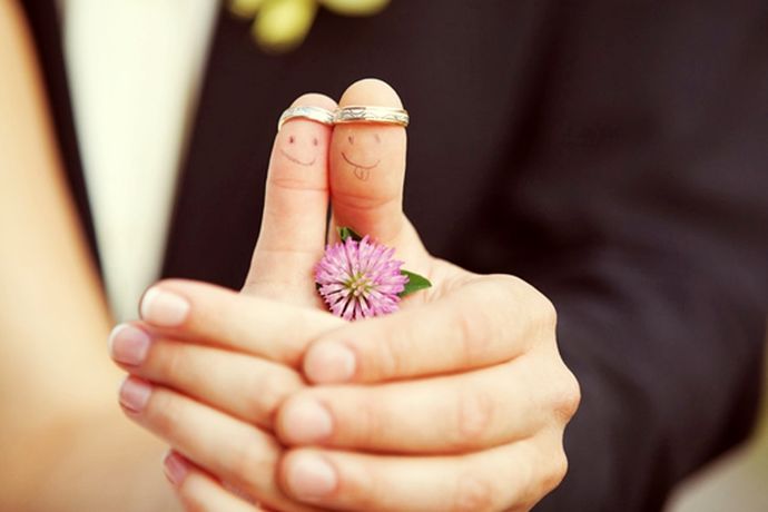 对于陷入爱河的爱侣来说，戒指是一种浪漫的禁锢。对于单身的人来说，戒指是一种爱情的期许。对于时尚达人来说，戒指是一种装扮自己的潮流单品。由此可见，小小戒指蕴藏了多大的力量。不过，戒指的戴法也是有所讲究的。那么，你知道女生结婚了戒指戴哪个手指吗?