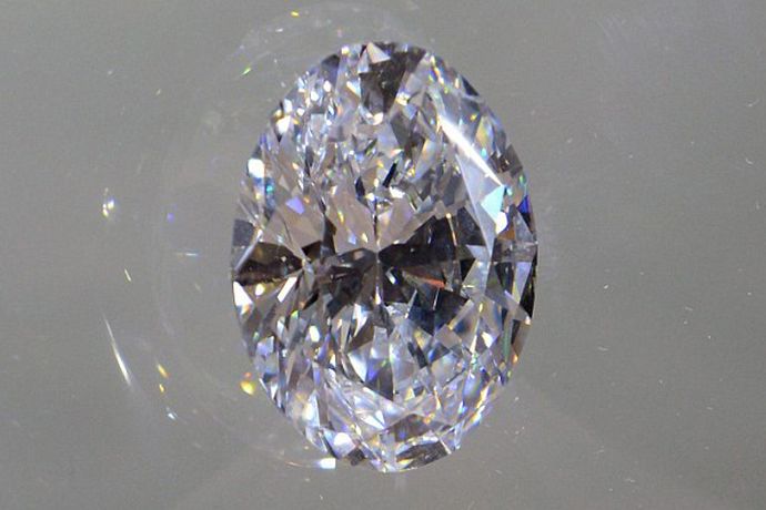 说到钻石，我们最常想到的就是无色钻石了，实际上钻石除了无色还有黄色、蓝色、绿色、橙色等等。更有一种比较特殊少见的白色钻石，那么白钻石是什么样子的呢？一克拉多少钱呢？下面来一起看看。