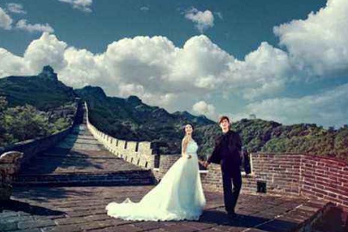 北京是中国的首都，这一个城市对很多年轻人来说充满了诱惑。大部分的新人都希望能够根据自己的实际经济情况选择北京的婚纱摄影店。今天中国婚博会小编为您带来北京婚纱摄影店哪家好？