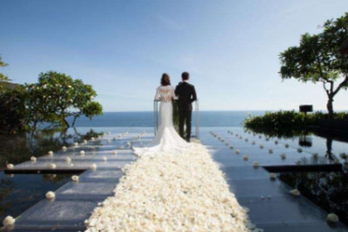 巴厘岛是印度尼西亚著名的旅游岛屿，这个热带岛屿不仅是旅游景点，很多新人度蜜月举办婚礼也会选择这里。这里的风景优美，人们热情好客，那么选择这里举办婚礼的话，价格需要多少呢？下面就和小编一起来看一看巴厘岛婚礼一般多少钱这个问题吧！