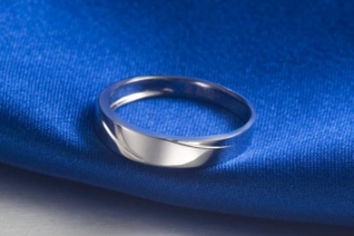 我们每个人在生活中都会挑选自己喜欢的戒指。目前市场上比较流行的钻石戒指材质就是白金，今天中国婚博会小编就为大家带来白金戒指圈大了怎么办？