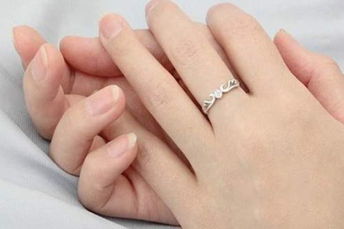 女生左手中指戴戒指什么意思 中国婚博会官网