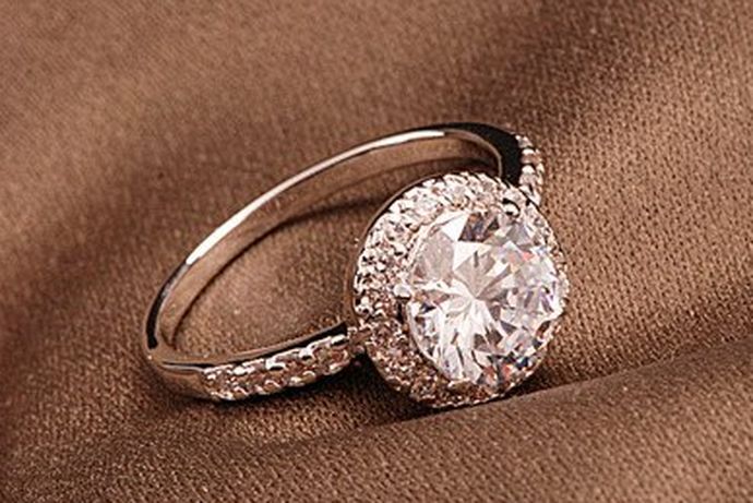 结婚一直是年轻人的头等大事，最有仪式感的也就莫过于定制戒指了吧，那么怎么去选订婚戒指呢？让婚芭莎小编带你从钻石形状选择、价格、质量等方面来看看吧。