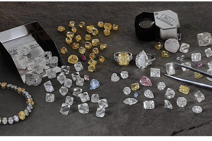 钻石保值要多大？必须1克拉才保值吗？什么形状钻石更保值？净度颜色是否影响钻石保值？怎么挑钻石品牌？