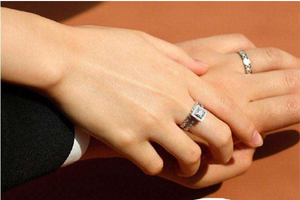 情侣戒指带哪个手指上