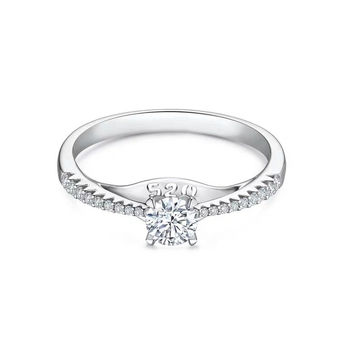 六福珠宝： 婚嫁系列「光影密语」18K金（白色）钻石戒指— WD31168A