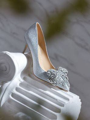 银河蝶语rose castle 订婚鞋女冬季新款水晶蝴蝶结银色高跟新娘鞋